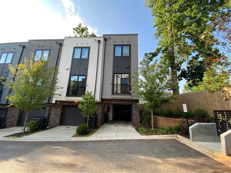 2199 Lenox Rd NE in Atlanta, GA - Building Photo