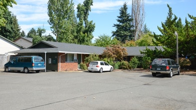 834-838 SE 10th Ave in Hillsboro, OR - Foto de edificio - Building Photo