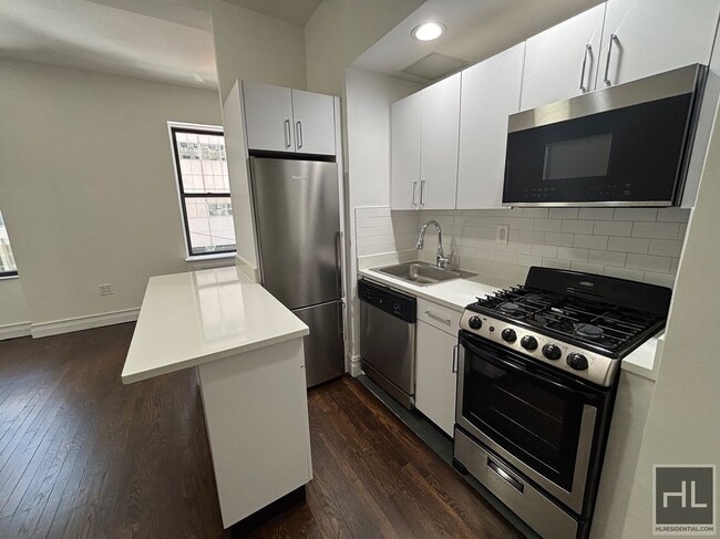 EAST 46 STREET in New York, NY - Building Photo - Building Photo