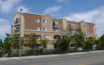 Vintage Crossing Apartments in Canoga Park, CA - Foto de edificio - Building Photo