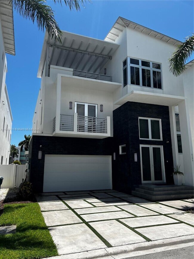 8286 NW 33rd Terrace in Doral, FL - Foto de edificio - Building Photo