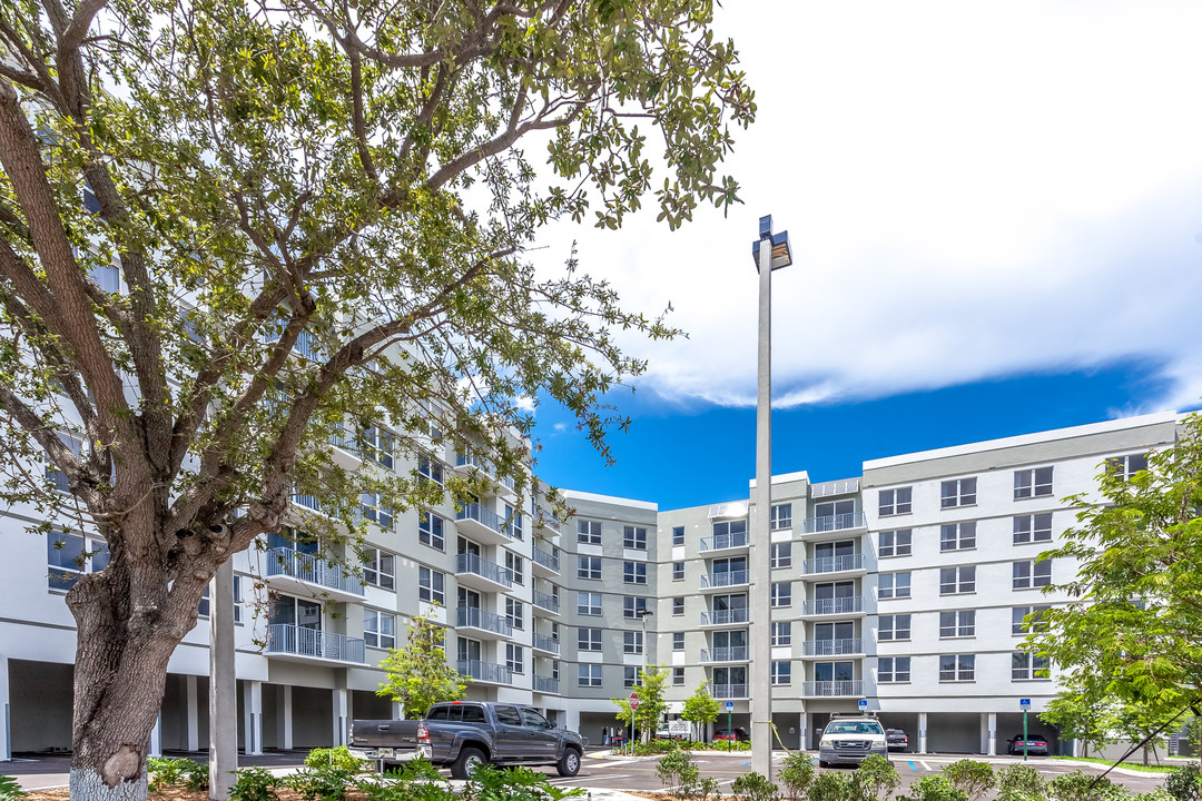 Courtside Family Apartments in Miami, FL - Foto de edificio