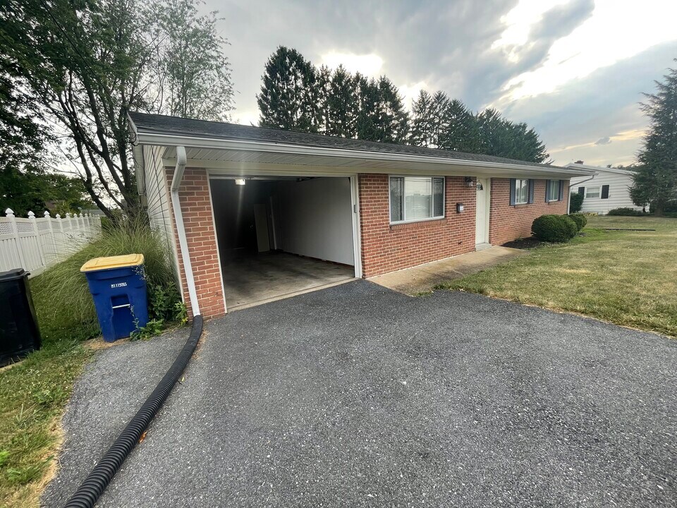 16 Slate Hill Rd in Camp Hill, PA - Foto de edificio
