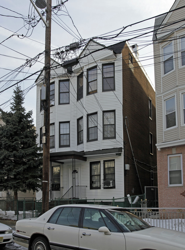 37 Clarke Ave in Jersey City, NJ - Building Photo - Building Photo