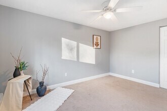 10 Woodcrest Ct, Unit 10 Woodcrest Ct. Unit 4 in Weymouth, MA - Foto de edificio - Building Photo