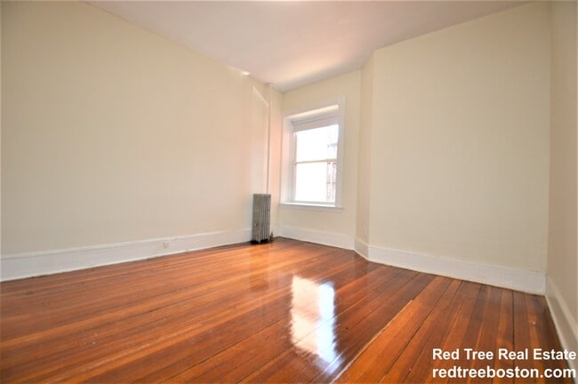 1595 Beacon St, Unit 4 in Brookline, MA - Foto de edificio - Building Photo