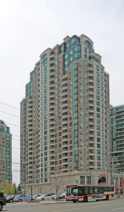 7 Lorraine Dr in Toronto, ON - Building Photo