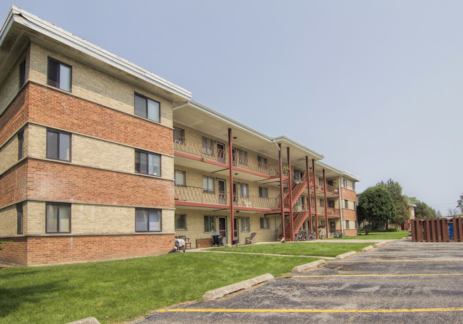 Park Lane Apartments in Des Plaines, IL - Building Photo - Building Photo