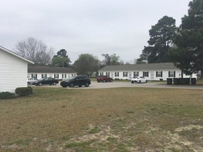 Oakwood Place Apartments in Fayetteville, NC - Building Photo - Building Photo