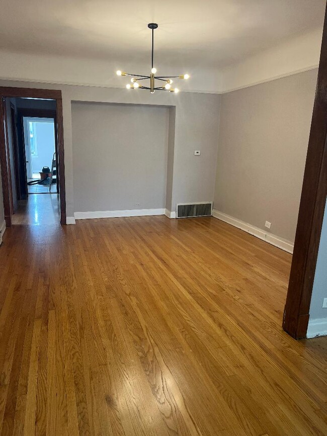1507 W Victoria St, Unit #2 in Chicago, IL - Building Photo - Building Photo