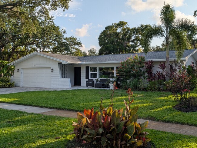 1368 Whispering Pines Dr in Clearwater, FL - Building Photo - Building Photo