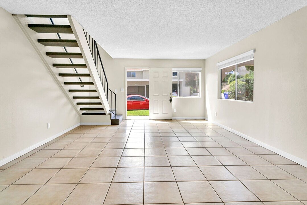 4172 Camino Lita in San Diego, CA - Building Photo