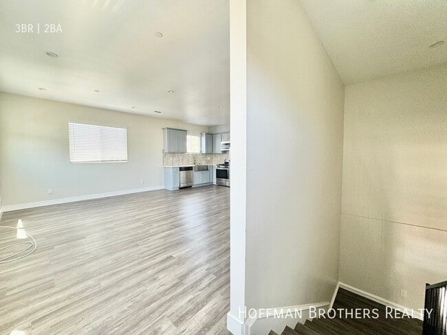 property at 752 W 4th St