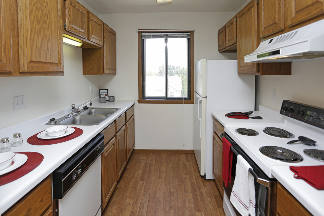 Flagstone Apartment Community in Fargo, ND - Building Photo