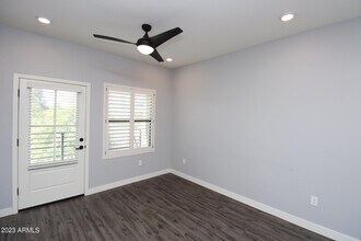 475 N 9th St-Unit -202 in Phoenix, AZ - Foto de edificio - Building Photo