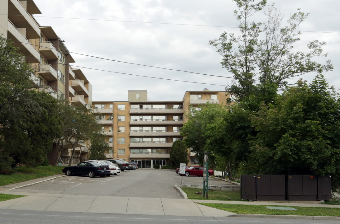 Saxony Apartments in Hamilton, ON - Building Photo