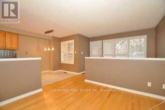 928-928 Queen St W in Mississauga, ON - Building Photo - Building Photo