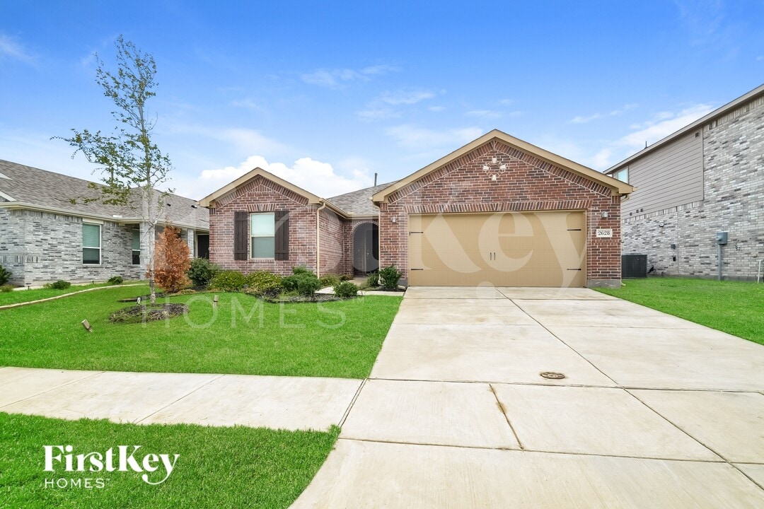 2628 Warren Ln in Aubrey, TX - Foto de edificio