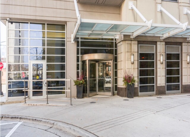 700 N Larrabee St, Unit 1505 in Chicago, IL - Building Photo