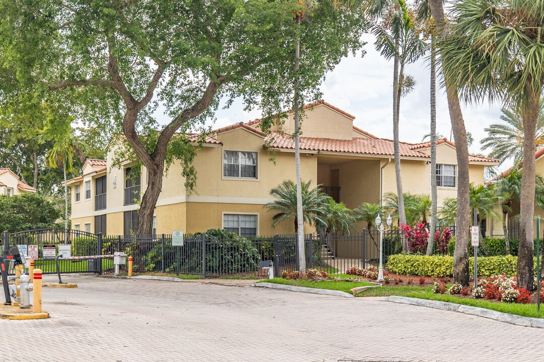 Royal Poinciana Condominium in Pompano Beach, FL - Building Photo