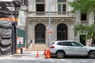 11-15 E 70th St in New York, NY - Building Photo - Building Photo