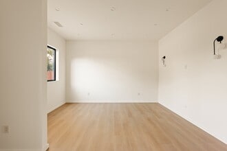 17850 Saticoy St in Los Angeles, CA - Building Photo - Building Photo