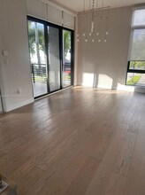 8231 NW 48th St in Doral, FL - Foto de edificio - Building Photo