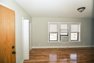 555 W Arlington in Chicago, IL - Foto de edificio - Building Photo