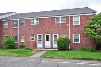 1012 Trout Brook Dr in West Hartford, CT - Building Photo - Building Photo
