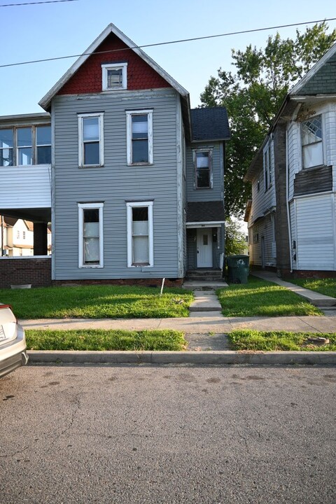 402-404 E Gilbert St in Muncie, IN - Building Photo