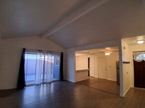 3505-3507 Thistlewood Way in Modesto, CA - Foto de edificio - Building Photo