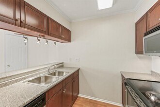 7144 N Holiday Dr in Galveston, TX - Foto de edificio - Building Photo