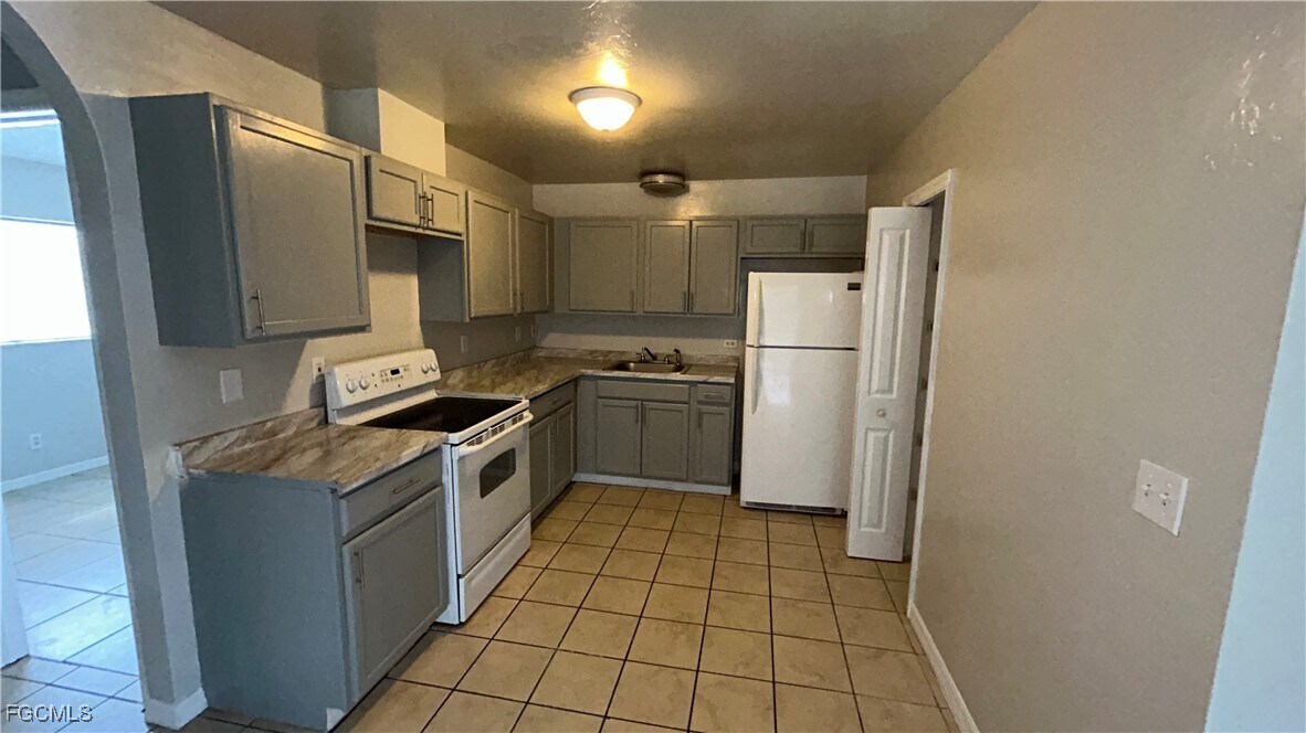 4721 24th St SW in Lehigh Acres, FL - Foto de edificio
