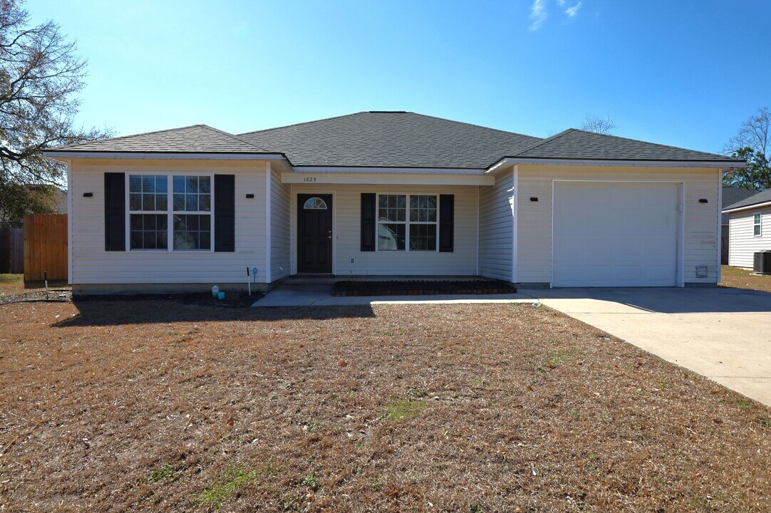 1823 Hazel Dr in Valdosta, GA - Building Photo