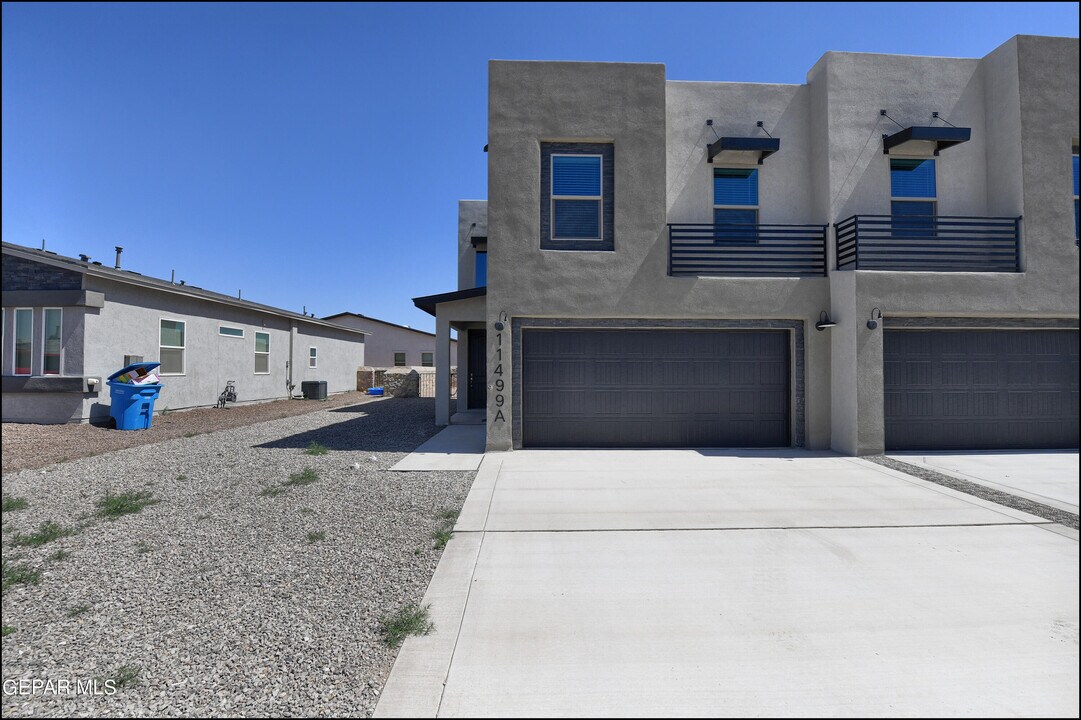 11499 Summer Dr in Socorro, TX - Building Photo