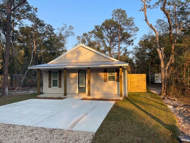 9 Lake Ellen Dr in Crawfordville, FL - Building Photo - Building Photo