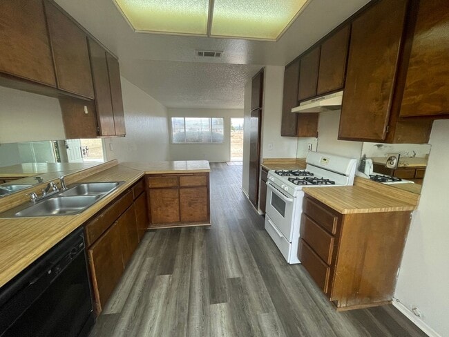 13191 Kiowa Rd in Apple Valley, CA - Building Photo - Building Photo