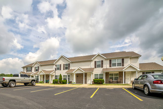 Madison Grove in Slippery Rock, PA - Foto de edificio - Building Photo