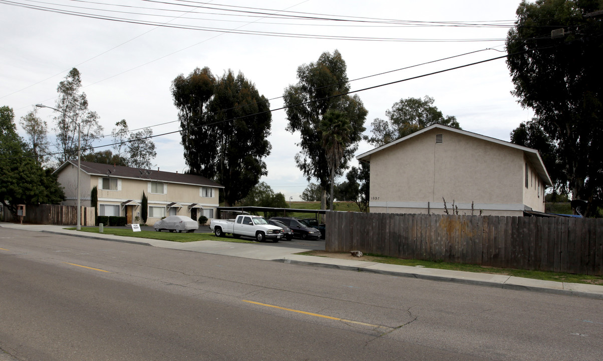 1035-1037 W Lincoln Ave in Escondido, CA - Foto de edificio