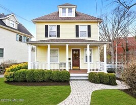 36 Locust St in Greenwich, CT - Building Photo