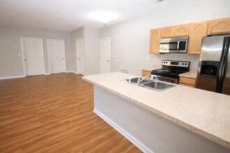 Apartments at The Schoolhouse in South Park, PA - Foto de edificio - Building Photo