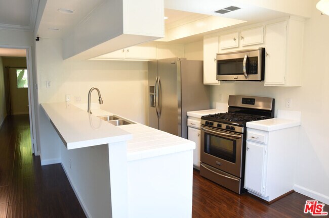 2700 Cahuenga Blvd-Unit -2207 in Los Angeles, CA - Building Photo - Building Photo