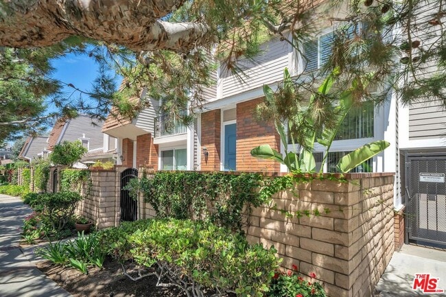 13011 Mindanao Way in Marina Del Rey, CA - Building Photo - Building Photo