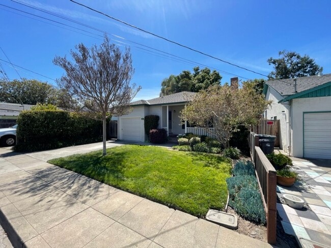 1372 Walnut St in San Carlos, CA - Building Photo - Building Photo