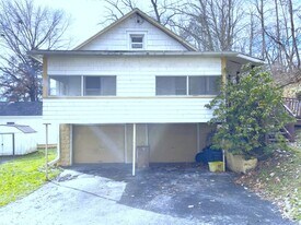 33 1/2 Oak St in Johnson City, NY - Building Photo