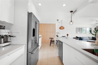 1605 Bay Rd in Miami Beach, FL - Building Photo - Building Photo