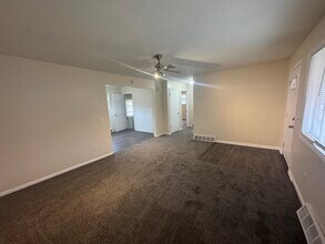 1325 Vermont Pl NE in Canton, OH - Foto de edificio - Building Photo