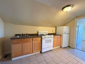 276 Clinton Ave, Unit 3 in New Haven, CT - Building Photo - Building Photo