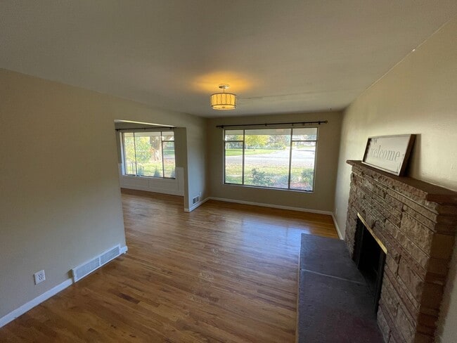 5468 E Edgewood Dr in Holladay, UT - Building Photo - Building Photo