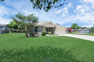 1324 S Johnson St in Alvin, TX - Building Photo - Building Photo